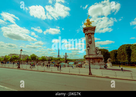 Paris, Frankreich 1. Juni 2015: Berühmte Alexander 3. Brücke mit fantastischen goldenen Statuen und Fluss Seine Hintergrund. Stockfoto