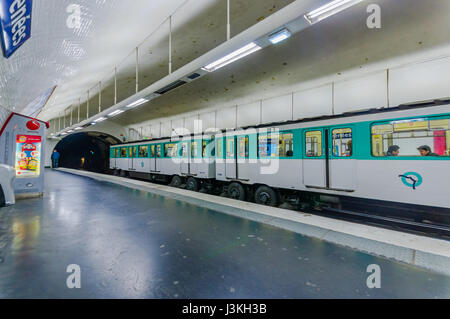 Paris, Frankreich 1. Juni 2015: Zug in Paris Metro Station, Menschen betreten und verlassen von Plattform. Stockfoto