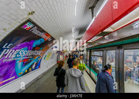 Paris, Frankreich 1. Juni 2015: Zug in Paris Metro Station, Menschen betreten und verlassen von Plattform. Stockfoto