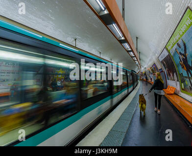 Paris, Frankreich 1. Juni 2015: Zug in Paris Metro Station, Menschen betreten und verlassen von Plattform. Stockfoto