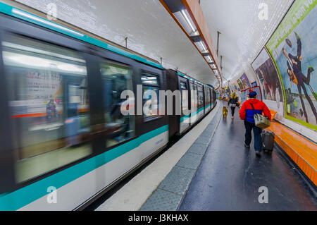 Paris, Frankreich 1. Juni 2015: Zug in Paris Metro Station, Menschen betreten und verlassen von Plattform. Stockfoto