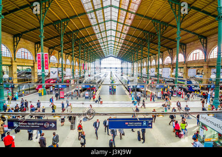 Paris, Frankreich - 1. Juni 2015: Großer Saal im Gare du Nord Bahnhof voller Menschen. Stockfoto