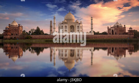 Taj Mahal Sonnenuntergang am Ufer des Flusses Yamuna. Taj Mahal ist ein weißer Marmor-Mausoleum als UNESCO-Weltkulturerbe Stockfoto