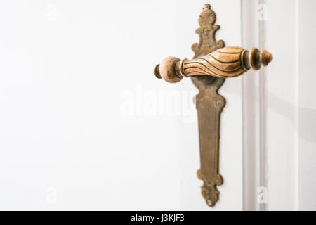 schöne alte Türgriff auf weiße Tür Stockfoto