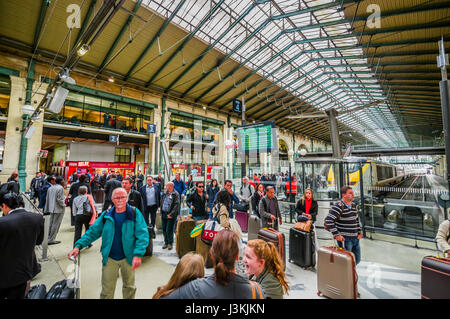 Paris, Frankreich 1. Juni 2015: Gruppen von Menschen, beschäftigt im Bahnhof Gare du Nord, Schulen Europas verkehrsreichsten Terminal. Stockfoto