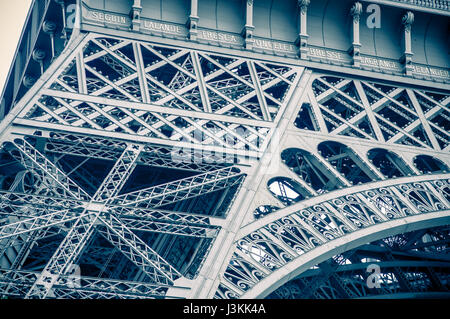 Paris, Frankreich 1. Juni 2015: Künstlerische Nahaufnahme zeigt fantastische detaillierte Muster von stehlen, dass macht sich der berühmte Eiffelturm. Stockfoto