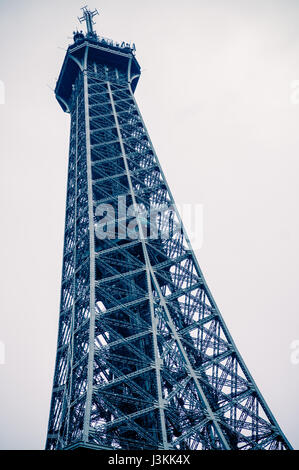 Paris, Frankreich 1. Juni 2015: Künstlerische Nahaufnahme zeigt fantastische detaillierte Muster von stehlen, dass macht sich der berühmte Eiffelturm. Stockfoto