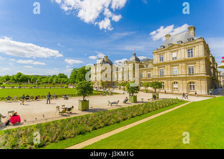 Paris, Frankreich 1. Juni 2015: Schöne Luxemburg Palast mit atemberaubenden Umgebung, großer See und Garten Umwelt. Stockfoto