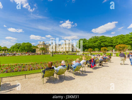 Paris, Frankreich 1. Juni 2015: Schöne Luxemburg Palast mit atemberaubenden Umgebung, großer See und Garten Umwelt. Stockfoto