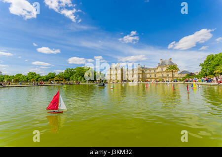 Paris, Frankreich 1. Juni 2015: Schöne Luxemburg Palast mit atemberaubenden Umgebung, großer See und Garten Umwelt. Stockfoto