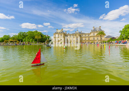 Paris, Frankreich 1. Juni 2015: Schöne Luxemburg Palast mit atemberaubenden Umgebung, großer See und Garten Umwelt. Stockfoto