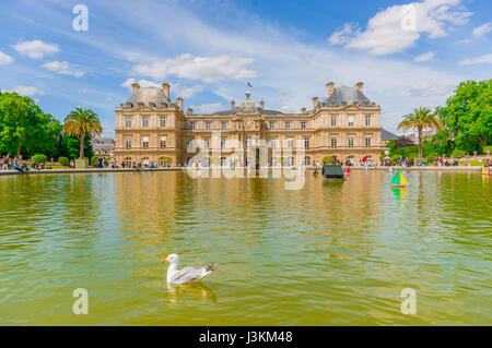 Paris, Frankreich 1. Juni 2015: Schöne Luxemburg Palast mit atemberaubenden Umgebung, großer See und Garten Umwelt. Stockfoto