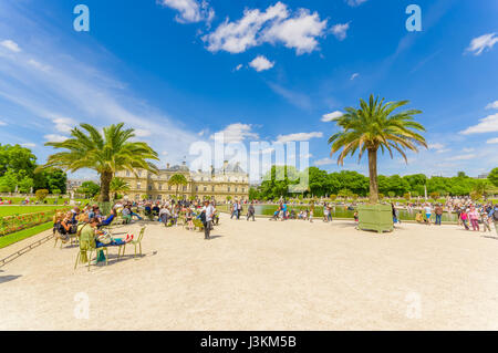 Paris, Frankreich 1. Juni 2015: Schöne Luxemburg Palast mit atemberaubenden Umgebung, großer See und Garten Umwelt. Stockfoto