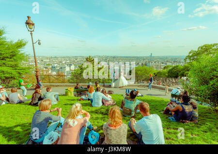 Paris, Frankreich 1. Juni 2015: Lebendige und gemütliche Umgebung berühmten Montmartre Hügel, beeindruckende Sommer Blick auf Stadt. Stockfoto