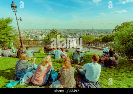 Paris, Frankreich 1. Juni 2015: Lebendige und gemütliche Umgebung berühmten Montmartre Hügel, beeindruckende Sommer Blick auf Stadt. Stockfoto