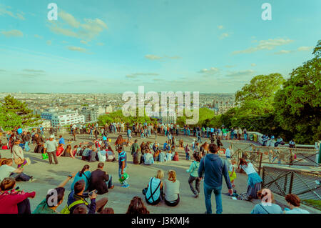 Paris, Frankreich 1. Juni 2015: Lebendige und gemütliche Umgebung berühmten Montmarte, beeindruckende Sommer Blick auf Stadt. Stockfoto