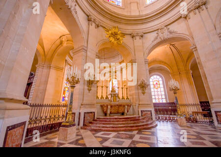 Paris, Frankreich 1. Juni 2015: Innen Kirche von Notre Dame in Versailles, schöne Bögen und Interieur. Stockfoto