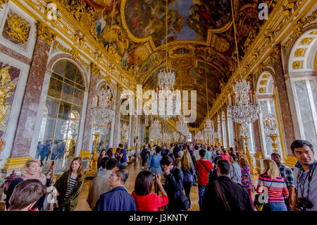 Paris, Frankreich 1. Juni 2015: Im Schloss von Versailles, beeindruckend und schön Spiegelsaal. Stockfoto