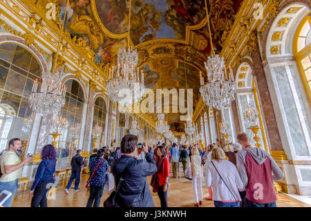 Paris, Frankreich 1. Juni 2015: Im Schloss von Versailles, beeindruckend und schön Spiegelsaal. Stockfoto