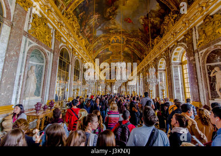 Paris, Frankreich 1. Juni 2015: Im Schloss von Versailles, beeindruckend und schön Spiegelsaal. Stockfoto