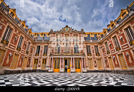 Paris, Frankreich 1. Juni 2015: Beeindruckend und schön Hall der Spiegel Marmor Gericht am Palast von Versailles. Stockfoto