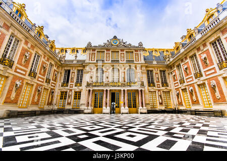 Paris, Frankreich 1. Juni 2015: Beeindruckend und schön Hall der Spiegel Marmor Gericht am Palast von Versailles. Stockfoto