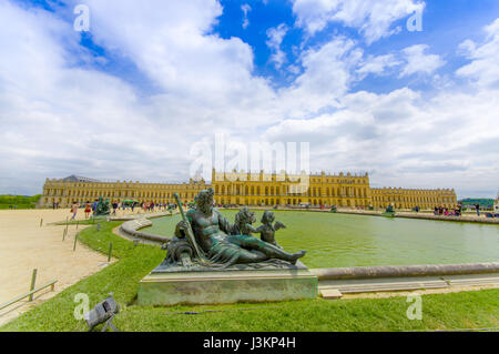 Paris, Frankreich 1. Juni 2015: Betäubungs- und Spectcacular Wasserfontänen, die um das Schloss Versailles gefunden wird. Stockfoto