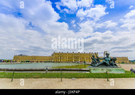 Paris, Frankreich 1. Juni 2015: Betäubungs- und Spectcacular Wasserfontänen, die um das Schloss Versailles gefunden wird. Stockfoto