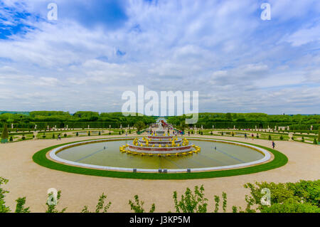 Paris, Frankreich 1. Juni 2015: Betäubungs- und Spectcacular Wasserfontänen, die um das Schloss Versailles gefunden wird. Stockfoto