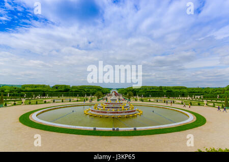 Paris, Frankreich 1. Juni 2015: Betäubungs- und Spectcacular Wasserfontänen, die um das Schloss Versailles gefunden wird. Stockfoto