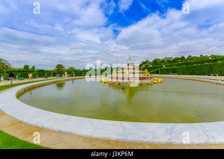 Paris, Frankreich 1. Juni 2015: Betäubungs- und Spectcacular Wasserfontänen, die um das Schloss Versailles gefunden wird. Stockfoto