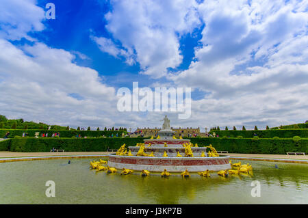 Paris, Frankreich 1. Juni 2015: Betäubungs- und Spectcacular Wasserfontänen, die um das Schloss Versailles gefunden wird. Stockfoto