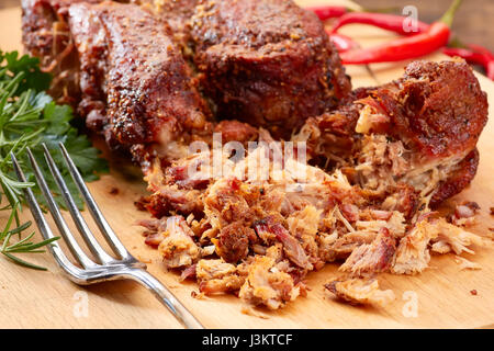 Schweinefleisch auf Holzplatte gezogen Stockfoto