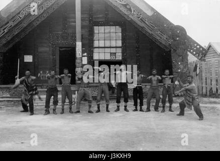 The Haka im Jahr 1908 bezieht sich auf einen traditionellen Kriegstanz, der von den MÄ ori in Neuseeland gespielt wird. Es ist bekannt für seine kraftvollen Bewegungen und Gesänge, die oft zur Ehre von Kriegern oder zur Vorbereitung auf den Kampf ausgeführt werden. Stockfoto