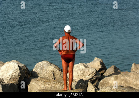 Ehemaliger Senior Mann Expatriate entspannen, mit Blick auf das Meer Stockfoto