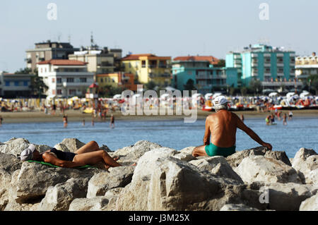 Ehemaliger Senior Mann Expatriate entspannen, mit Blick auf das Meer Stockfoto