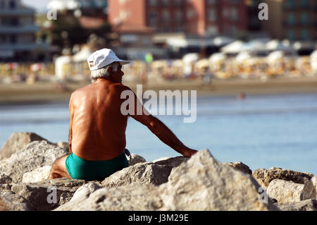 Ehemaliger Senior Mann Expatriate entspannen, mit Blick auf das Meer Stockfoto