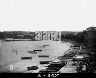 Dieses Bild zeigt die malerische Aussicht auf Harbour Beach, Manly, vom Aussichtspunkt des Powerhouse Museums aus aufgenommen. Die Szene fängt die Küste, den Strand und die umliegende Landschaft ein und betont ihre natürliche Schönheit und die Integration der Lage des museumâ in Bezug auf die Uferpromenade. Stockfoto