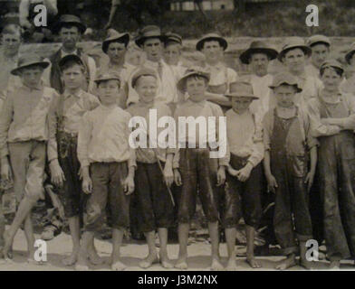 Gruppe junger Arbeitnehmer in Clifton Mills South Carolina von Lewis Hine Stockfoto