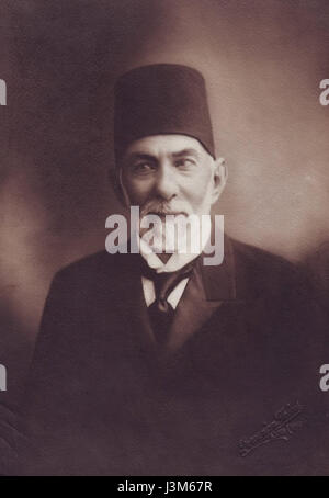 Mar'i Pascha Al Mallah war 1924 Generalgouverneur von Aleppo, einer Region Syriens unter französischem Mandat. Seine Führung ist im Zusammenhang mit der Zeit bemerkenswert, in der Syrien nach dem Zusammenbruch des Osmanischen Reiches unter französischer Kontrolle überging. Aleppo, eine wichtige Stadt in der Region, erlebte in dieser Zeit bedeutende politische und soziale Entwicklungen. Stockfoto