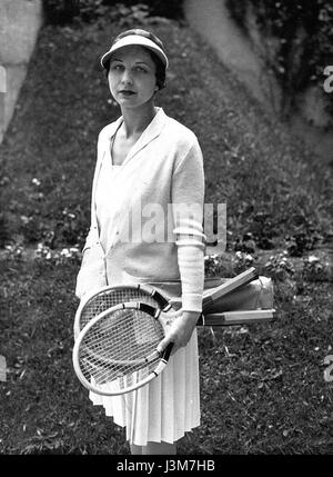 Helen Wills Moody, eine prominente amerikanische Tennisspielerin, erzielte in der Saison 1932 bemerkenswerte Erfolge und festigte ihre Position als eine der Top-Athleten im Sport. Bekannt für ihre Stärke und Entschlossenheit, dominierte sie während ihrer Karriere das Frauentennis, gewann zahlreiche Grand Slam-Titel und inspirierte zukünftige Generationen von Athleten. Stockfoto
