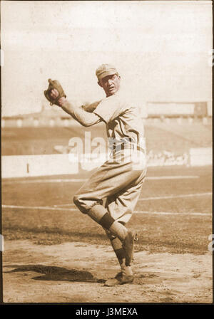 Grover Cleveland Alexander war ein legendärer amerikanischer Baseballkrug, bekannt für seine außergewöhnliche Karriere in der Major League Baseball. 1911 begann er einen bedeutenden Einfluss zu machen und etablierte sich als einer der Top-Pitcher seiner Zeit. Stockfoto