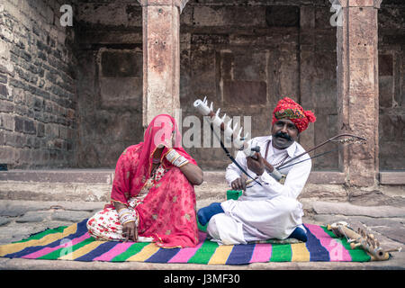 Rajasthani Folk-Sänger in Mehrangarh Fort, Jodhpur, Rajasthan, Indien. Stockfoto