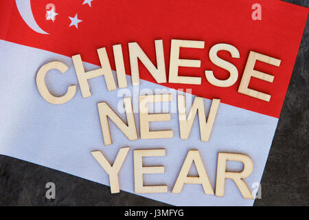 Chinese New Year Beschilderung auf eine Singapurische Flagge. Stockfoto