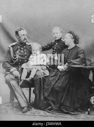 Ein historisches Bild des Großherzogs Nikolaus Nikolajewitsch von Russland, seiner Frau Großherzogin Alexandra Petrowna und ihrer Kinder. Dieses Foto zeigt eine königliche Familie im Russischen Reich während des späten 19. Oder frühen 20. Jahrhunderts. Stockfoto