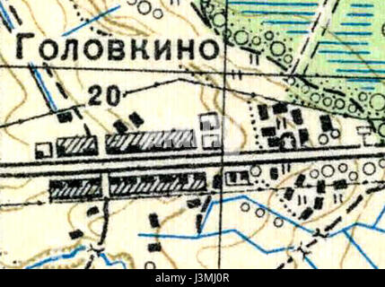Golovkino, eine kleine Siedlung in Russland, ist auf diesem Bild von 1938 zu sehen. Das historische Foto bietet einen Einblick in das ländliche Leben in den späten 1930er Jahren in der Sowjetunion und hebt Architektur, lokale Strukturen und die Umgebung hervor. Stockfoto