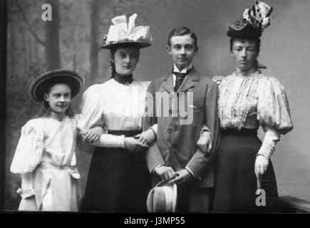 Großherzogin Anastasia Michailowna von Russland (1860–1922) war die Tochter des Großherzogs Michael Nikolajewitsch von Russland und die Ehefrau des Prinzen Nikolaus von Montenegro. Sie ist hier mit ihren drei Kindern abgebildet und unterstreicht ihre Rolle in der russischen Königsfamilie. Stockfoto