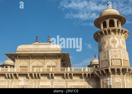 Grabmal des Itimad-Ud-Daulah auch bekannt als das Baby Taj in Agra ist ein weißer Marmor-Mausoleum mit aufwendigen Schnitzereien auf Exterieur und Interieur. Stockfoto