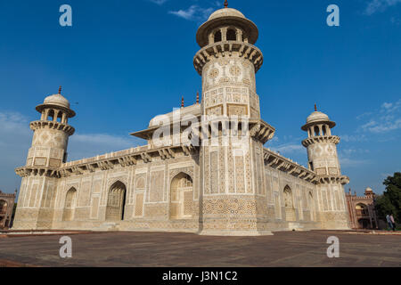 Grabmal des Itimad-Ud-Daulah auch bekannt als das Baby Taj in Agra ist ein weißer Marmor-Mausoleum mit aufwendigen Schnitzereien auf Exterieur und Interieur. Stockfoto