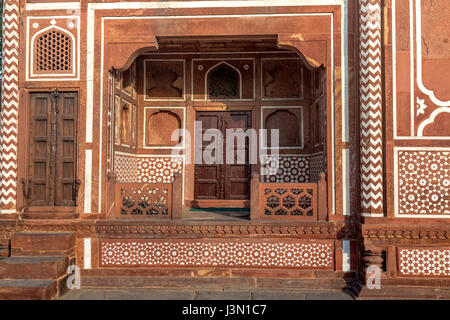 Mughal Architektur Eingangstür zu Baby taj auch als das Grabmal des itimad-ud-Daulah bekannt. Stockfoto